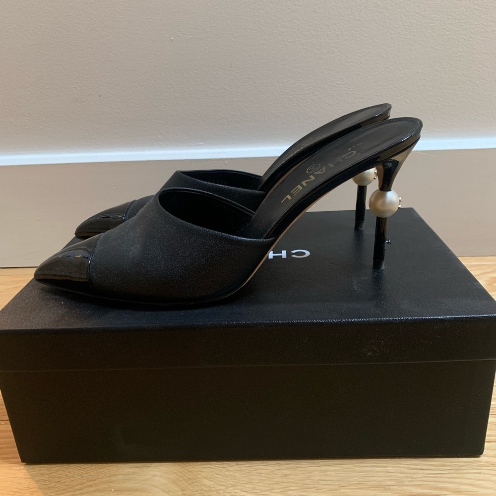 CHANEL BLACK LEATHER INTERLOCKING LOGO MULES - Picture 6 of 13